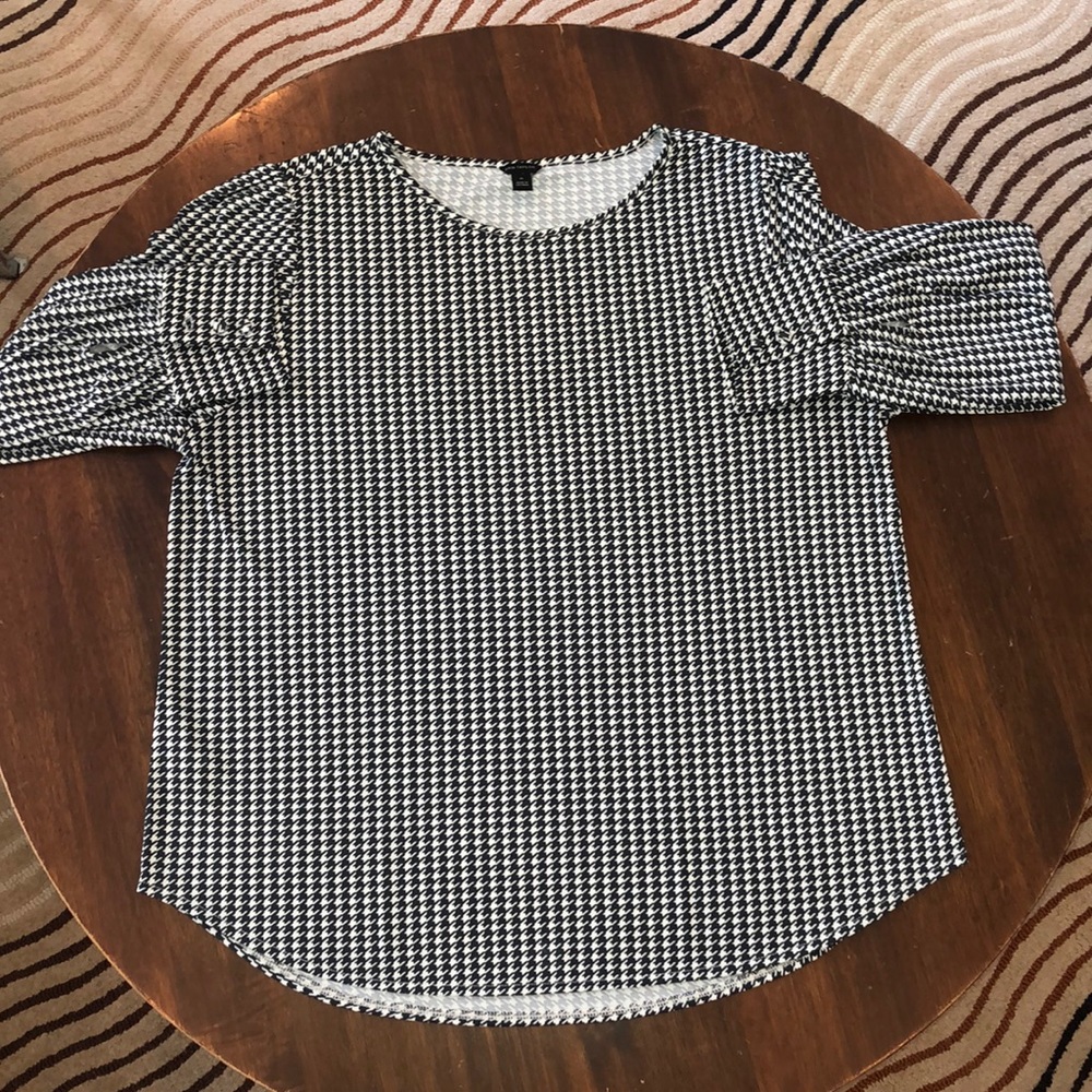 Long sleeve,black and white checkered like pattern